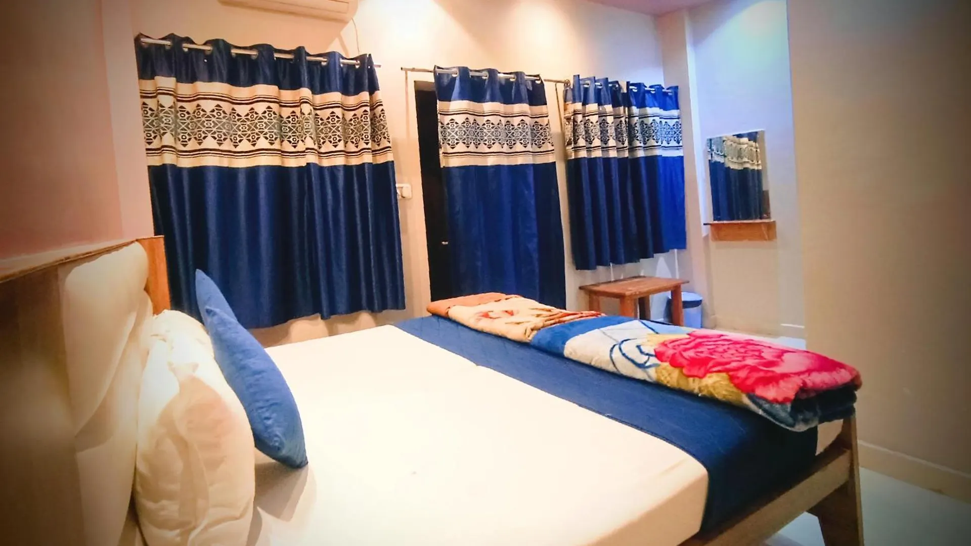 @Bedzoroom Shree Sai P Guest House Varanasi India